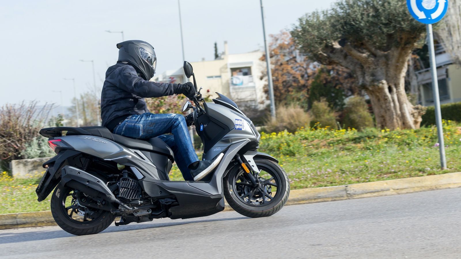 Η κατανάλωση του παραμένει εξαιρετικά χαμηλή, στα 2,5 λίτρα/100 χλμ., προσφέροντας αυτονομία περίπου 288 χιλιομέτρων με το ρεζερβουάρ των 7,2 λίτρων. 